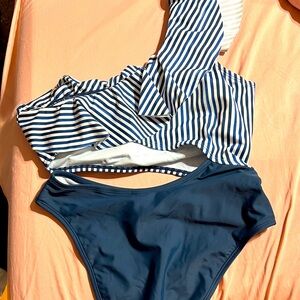 Striped Blue and White One-Shoulder Swimsuit. NWT. Size Small (077)